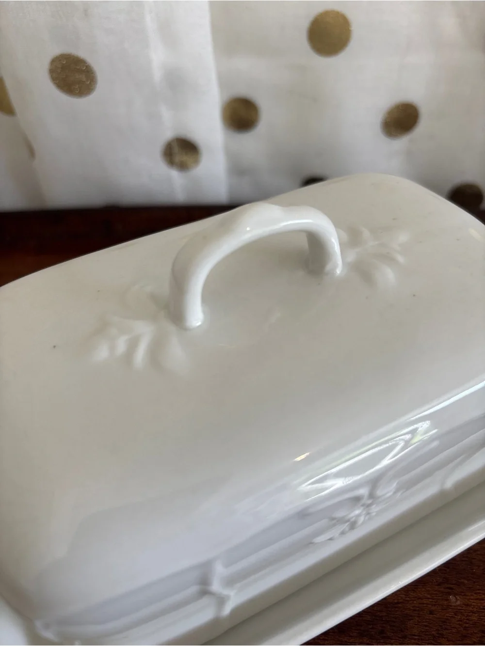 Tabletops Unlimited White Ceramic Butter Dish w Lid Handle Versailles Pattern